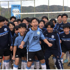 広島城北高等学校サッカー部が、「君の名は」とともに「サムライブルー」「ポイチ」を応援！